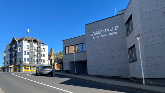 Die Brandschutzsanierung der Stadthalle Haus Mons Tabor wird trotz Haushaltsloch planmäßig umgesetzt.