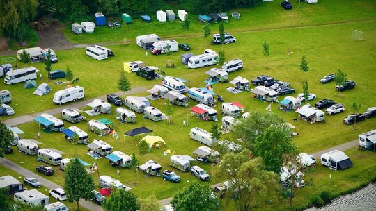 Eine faszinierende Ansammlung glänzenden Aluminiums gab es kürzlich auf dem Campingplatz Mosel Islands in Treis zu sehen. Campin