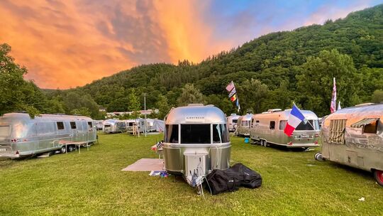 Eine faszinierende Ansammlung glänzenden Aluminiums gab es kürzlich auf dem Campingplatz Mosel Islands in Treis zu sehen. Campin