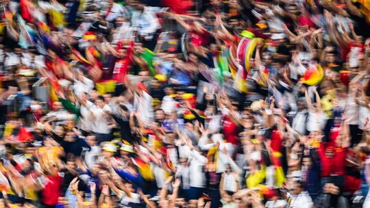 Fans machen eine La-Ola-Welle Fans machen eine La-Ola-Welle