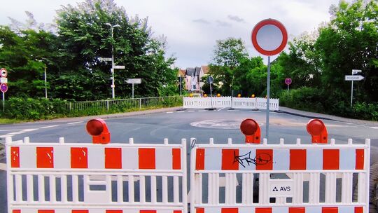 Der Mini-Kreisel zwischen Felkestraße, Heckenweg und Bahnhofsstraße ist normalerweise ein wichtiger Durchgangspunkt für den Auto