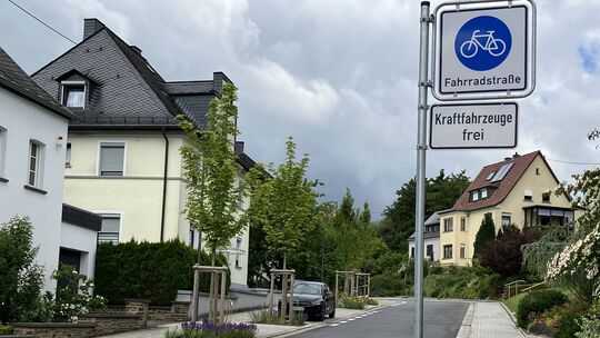 Der Hinweis auf der Fahrbahn sollte nicht zu übersehen sein. Was genau er bedeutet, das ist für einige Autofahrer noch neu.