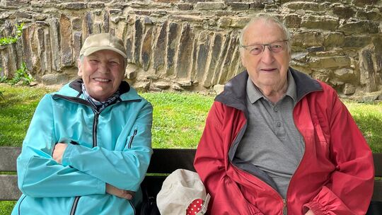 Optimistisch schauen Karin Hennig und Gerd Huns auf die Fußball-Weltmeisterschaft in Mexiko, Kanada und den USA: "Wenn Deutschla