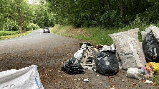 Es scheint, als hätte jemand seinen privaten Müll nach einer Küchenrenovierung in einer Parkbucht an der B257 nahe Kalenborn abg