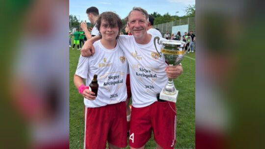 Mit Pott und Siegerbier: Nikola Bernd (links) und sein Vater Mirko feiern in Weiler den Gewinn des Kreispokals.