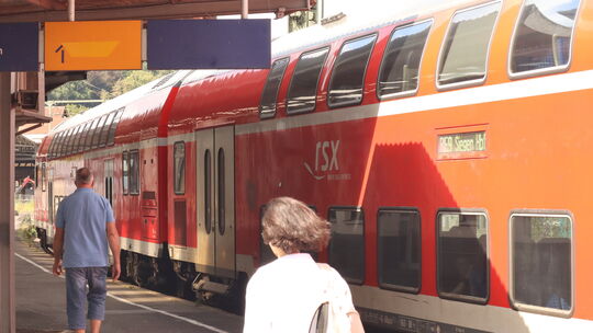 Noch sind die Bauarbeiten am Betzdorfer Bahnhof in vollem Gange. Wie sehr das die Bahnreisenden stört, haben wir vor Ort nachgef