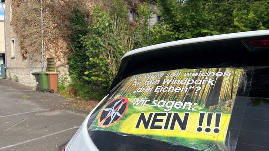 Protest gegen den geplanten Windpark "Drei Eichen" auf dem Parkplatz der Verbandsgemeinde-Verwaltung in Selters.