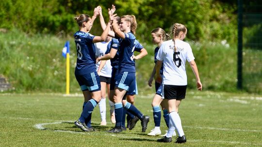 Der 1. FFC Montabaur jubelt, während beim TuS Issel die Köpfe nach unten gehen: Beim 5:1-Heimsieg Ende April sorgte die Mannscha