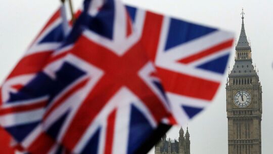 Britische Flaggen vor dem Parlament Britische Flaggen vor dem Parlament