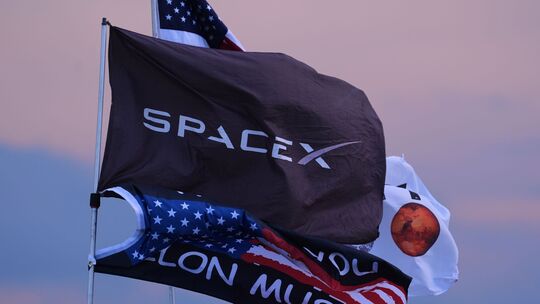 Flaggen: SpaceX, Elon Musk Flaggen: SpaceX, Elon Musk