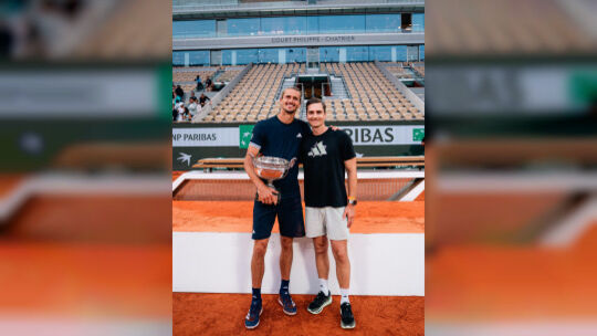 Physiotherapeut Timo Schall aus Koblenz posiert nach dem gewonnenen Grand-Slam-Finale stolz mit Sieger Alexander Zverev.