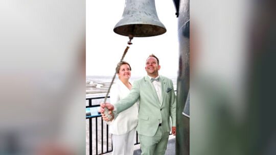 Die Glocke der Liebe betätigen Alex und Jörn Zillmann auf dem Leuchtturm in Dorum an der Nordseeküste, auf dem sie geheiratet ha