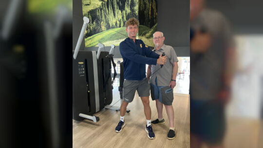 Kraftvoll: Julian Franzmann (links) freut sich über die Unterstützung von Gerhard Merkelbach, in dessen Fitnesscenter er während