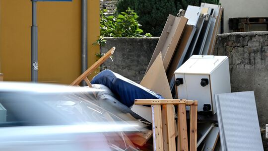 Sperrmüll liegt am Straßenrand vor einem Haus. Wie lange? Fledderer suchen konsequent nach Verwertbarem - auch in Idar-Oberstein Sperrmüll liegt am Straßenrand vor einem Haus. Wie lange? Fledderer suchen konsequent nach Verwertbarem - auch in Idar-Oberstein