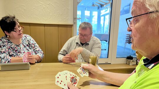 Immerhin eine Frau, Ute Jahns, reizt mit bei den Skatfreunden der "Westerwald Jäger" in Elz.