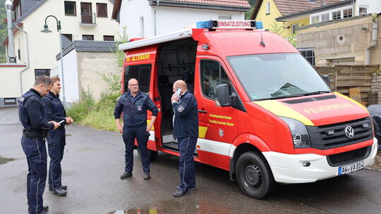 Eine Lagebesprechung kurz vor der Bombenentschärfung in Dernau