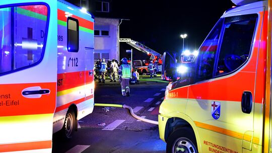 Rettungswagen, Notarzt, Freiwillige Feuerwehr, Polizei und Seelsorger: Sie alle waren beim Brand in der Weißenthurmer Lindenstra