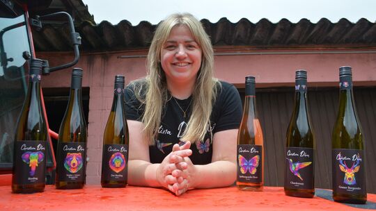 Aus Sicht von Winzermeisterin Christina Dhom haben Weine wie auch Tiere ihren je eigenen Charakter. Da lag es für sie nahe, eine