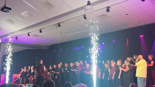 Mit einem außergewöhnliches A-cappella-Programm begeisterte der KuBa-Chor Maifeld gut 450 Besucher.