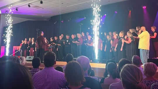 Mit einem außergewöhnliches A-cappella-Programm begeisterte der KuBa-Chor Maifeld gut 450 Besucher.