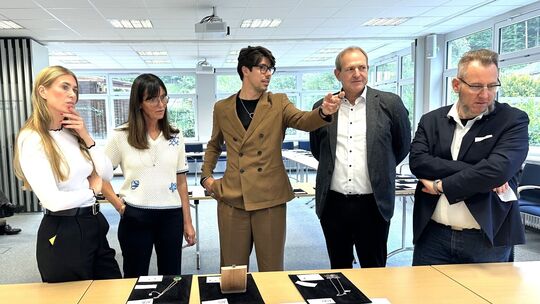 Die Jury bei der Arbeit (von links): Gesa Hufmann, Dr. Heide Rezepa-Zabel, Scott Wempe, Frank Frühauf und Michael Seuber Die Jury bei der Arbeit (von links): Gesa Hufmann, Dr. Heide Rezepa-Zabel, Scott Wempe, Frank Frühauf und Michael Seuber