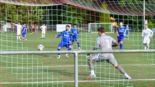 Tayfun Öztürk verwandelt hier einen Elfmeter für die Sportfreunde Höhr-Grenzhausen im Bezirksliga-Ost-Spiel gegen Windhagen, abe