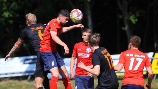 SG Mörschbach/Argenthal/Liebshausen (rote Trikots) gegen den TuS Ahbach - zu diesem Duell wird es nächste Saison in der Bezirksl