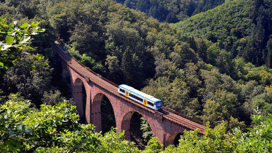 Auf der Hunsrückbahn - hier ein Zug auf dem Hubertusviadukt - ist es mehrfach zu Zugausfällen gekommen, die von einer Bahnkundin