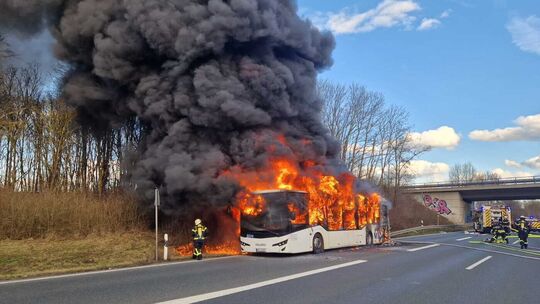 Auf der B9 in Fahrtrichtung Andernach brannte am 1. März 2026 ein Linienbus vollständig aus. Die Ursache war ein technischer Def