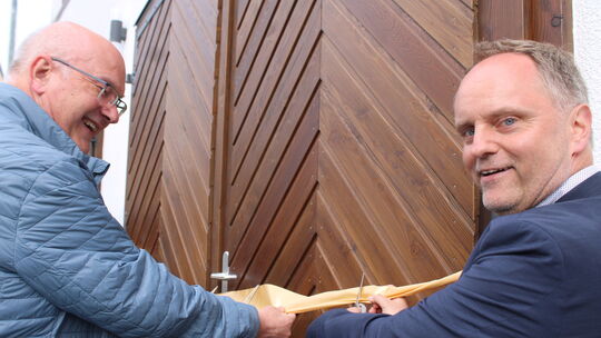 Symbolträchtiger Akt: VG-Bürgermeister Mike Weiland (rechts) und Ortsbürgermeister Andreas Dillenberger durchschneiden ein golde