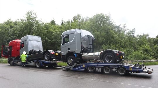 Lkw-Zug mit Zugmaschinen zu hoch
