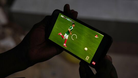 Die WM findet in diesem Jahr in Mexiko, Kanada und in den USA statt. Viele Fans wollen die Spiele im Fernsehen sehen - was aber, Die WM findet in diesem Jahr in Mexiko, Kanada und in den USA statt. Viele Fans wollen die Spiele im Fernsehen sehen - was aber,