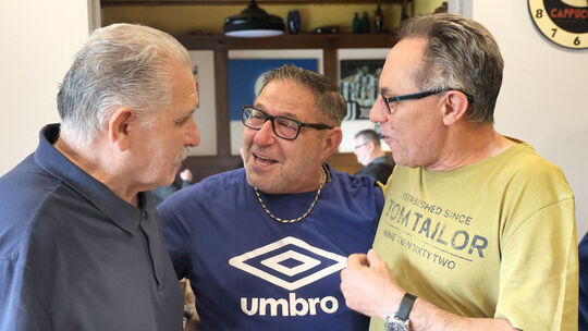 Franco Carnemolla, Mario Valenti, Damiano Surano (von links) schauen sich die WM-Spiele an, auch wenn die "Squadra Azzurra" erne
