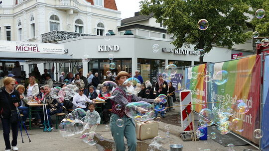 Staunende Zuschauer hatte Katharina Klein beim Feierabendmarkt in Bad Neuenahr bei ihrer Seifenblasenkunst.