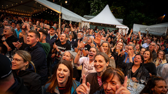Das Publikum beim Festival "Musik und Wein" im Ahrtal ist immer bestens gelaunt.