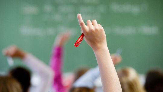 Die Grundschule in Rhens wird ab dem Schuljahr 2027/28 zur Ganztagsschule. Unsere Redaktion hat mit der Schulleiterin darüber ge