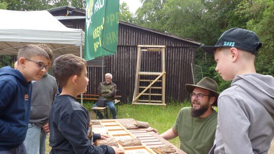 Den Kindern der Grundschule Hahnstätten wurde so allerhand über Wald und Wild beigebracht.