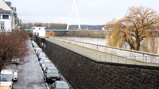 Die marode Deichstraße – hier ein Bild aus 2024 – hat eine Erneuerung bitter nötig. Doch die Kosten für den Ausbau steigen nun a