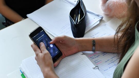 Digitale Medien sollen für Lernzwecke in den Schulen benutzt werden dürfen - die privaten Handys und Smartphones hingegen nicht.