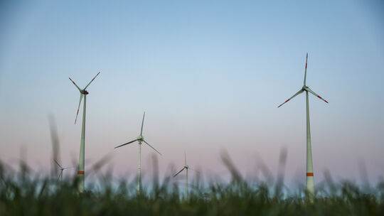 Symbolbild: Der Transport der neuen Windräder für den Windpark Dörth ist nach mehrmaligen Verzögerungen endlich beendet.
