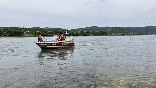 Mit "Person im Wasser" wurden die Wehren der VG Loreley und der VG Rhein-Mosel alarmiert. Eine Havarie auf dem Braubacher Grund