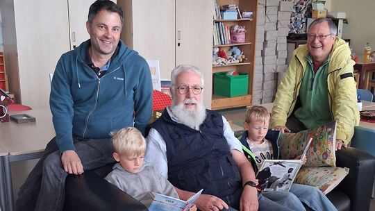 Das Angebot der Projektgruppe "Buchstabensalat" kommt in der VG gut bei den Kindern an. Hier sind von links zu sehen: Kai Meuler
