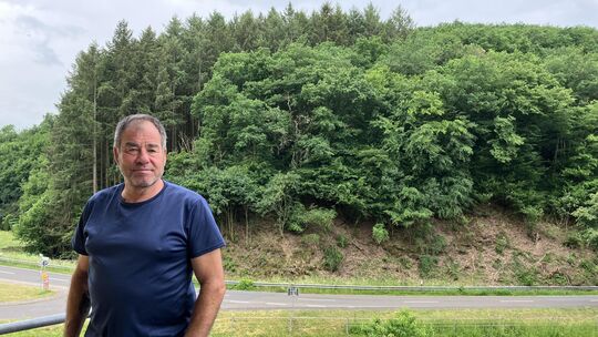 Jörg Neeß hat von seinem Balkon aus den Verkehr auf der Talstraße im Blick. Er und seine Frau Heike kritisieren, dass dort noch