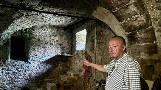 Roland Fredrich lebt am Kirchplatz in Trier-Pfalzel im ältesten bewohnten Haus Deutschlands. Hier zeigt er auf Reste einer römis Roland Fredrich lebt am Kirchplatz in Trier-Pfalzel im ältesten bewohnten Haus Deutschlands. Hier zeigt er auf Reste einer römis