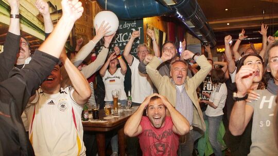 Die "American Sportsbar" in Neuwied war die erste, die regelmäßig WM-Übertragungen ermöglicht hat. Wirt Heiner Kloft hofft, dass