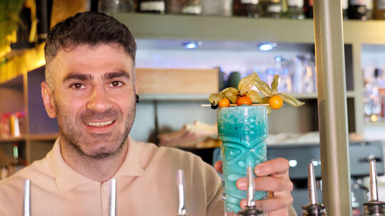 Prost: Mohamed Bawil präsentiert seinen Cocktail "Swimming Pool".