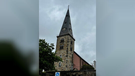 Trotz anderslautender Gerüchte: Es hat keinen Blitzeinschlag in die Christuskirche in Altenkirchen gegeben, wie unsere Zeitung v