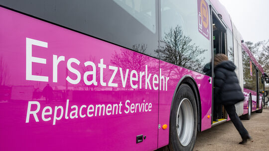 Während die Bahnstrecke am rechten Rheinufer generalsaniert wird, setzt die DB Ersatzbusse ein. Erste Testfahrten mit den Bussen
