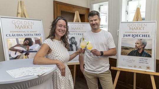 Kulturreferentin Beate Macht und Stadtbürgermeister Stefan Leukel stoßen mit einem "Virgin Golden Sprizz" auf die neue Veranstal