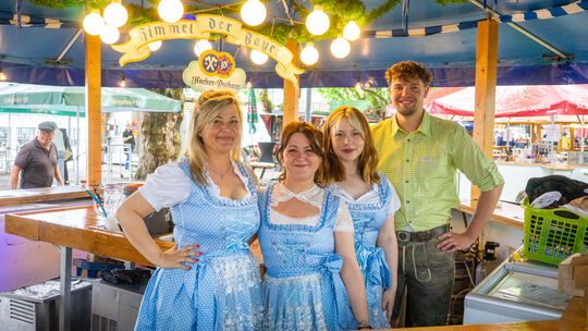 Am Stand von Hacker-Pschorr auf der Koblenzer Bierbörse hat sich das Team schon eingekleidet und ist bereit zum Zapfen.